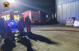 Bomberos de Valencia extinguen un incendio en una empresa de alimentación en Quart de Poblet